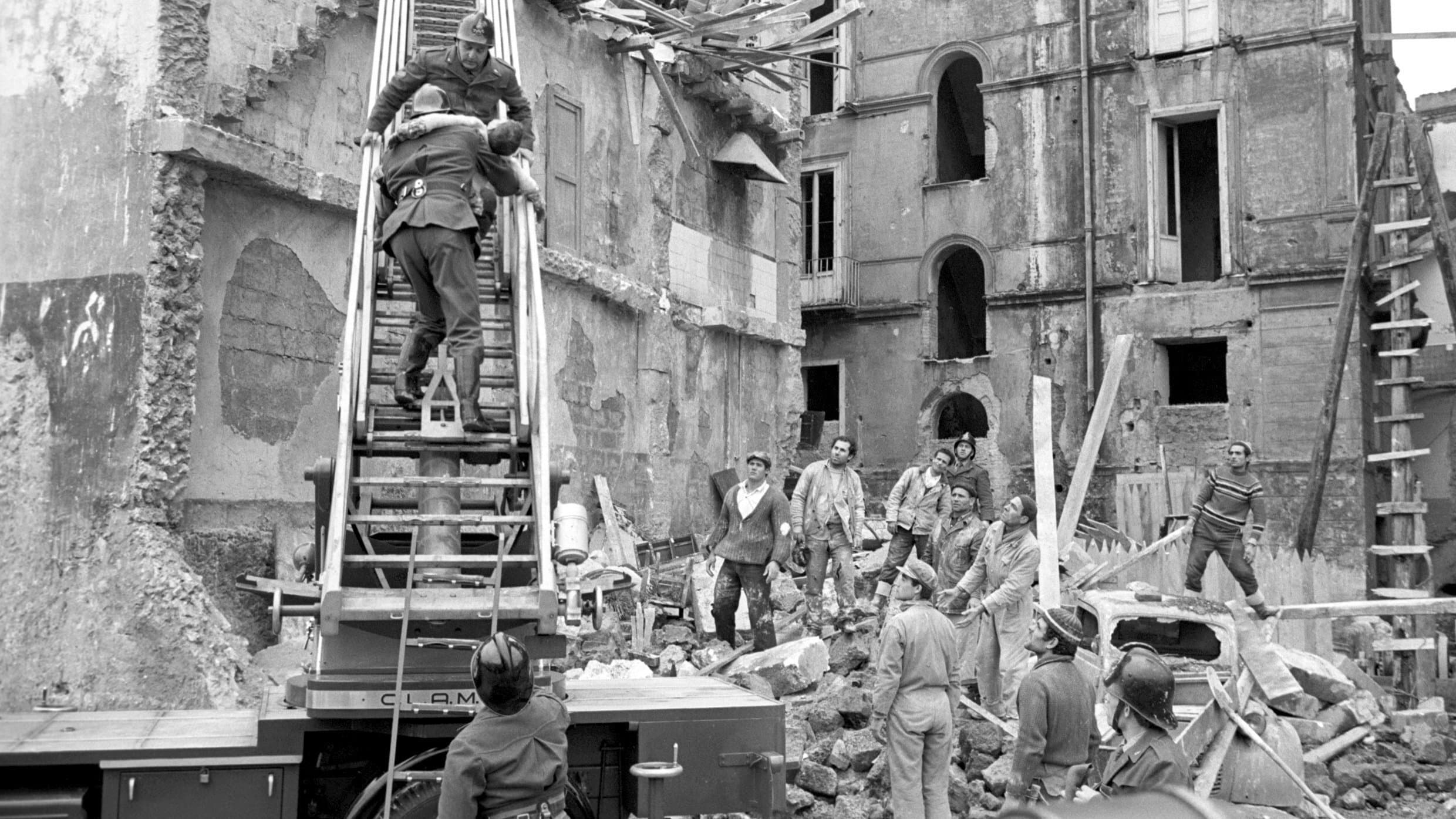 Le mani sulla città - immagine