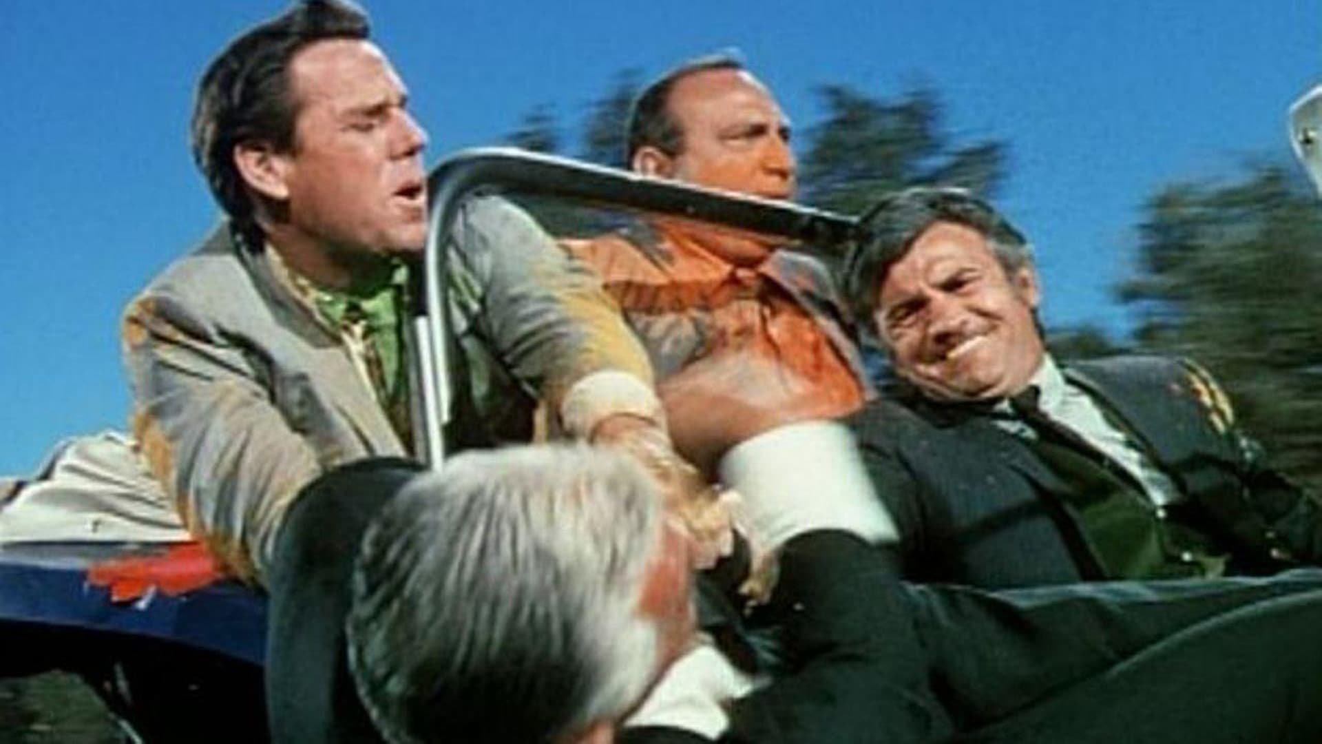 Il computer con le scarpe da tennis - immagine