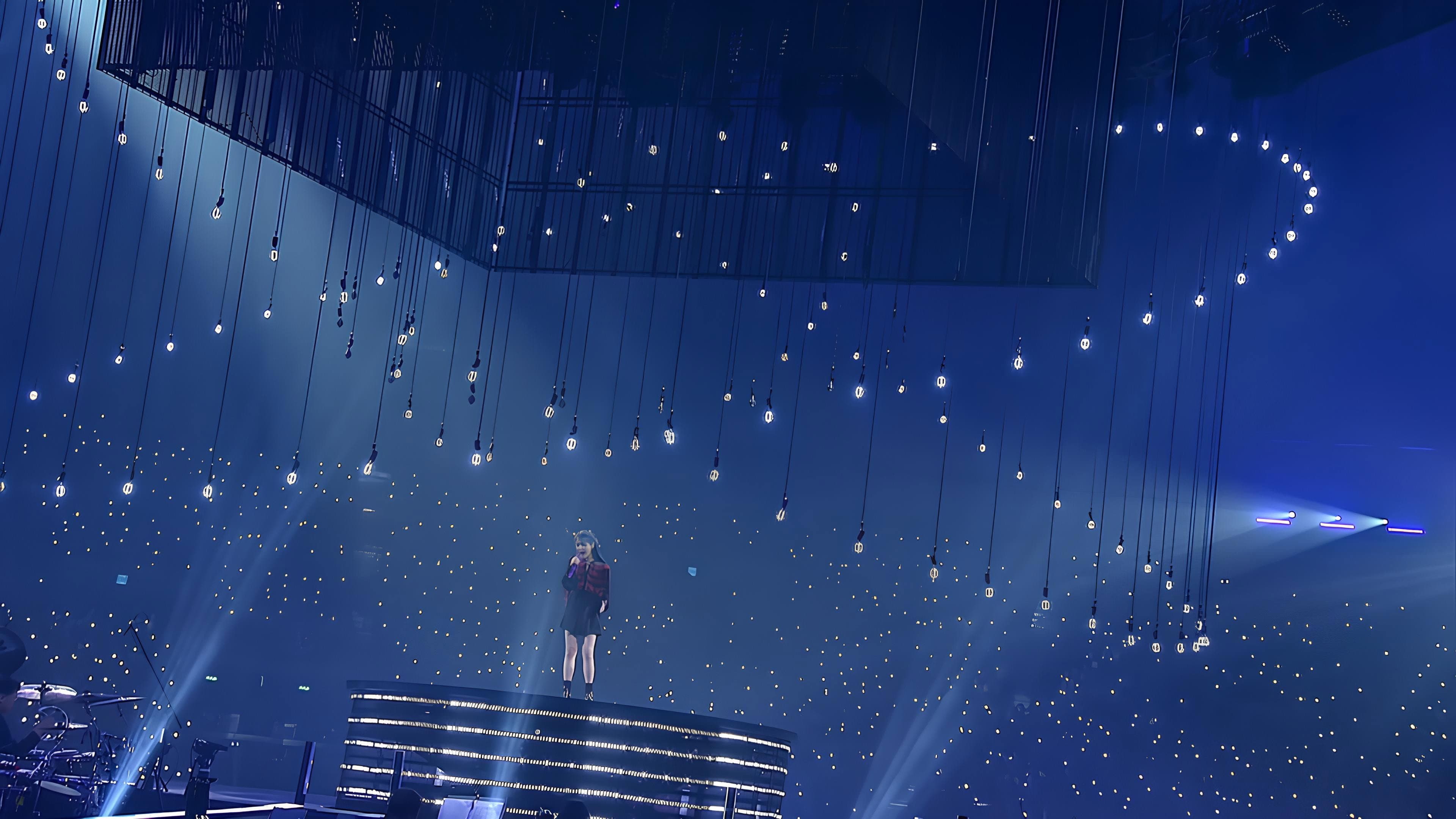 아이유 2019 투어 콘서트 <러브, 포엠> 인 서울 - immagine