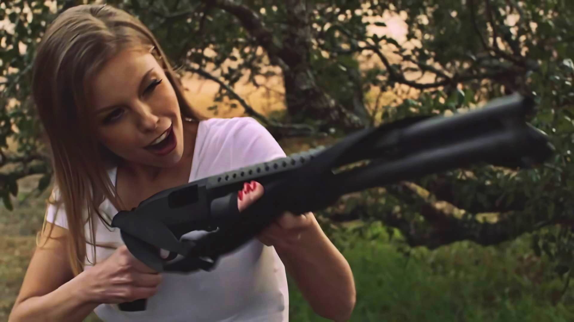 Girls Guns and Blood - immagine