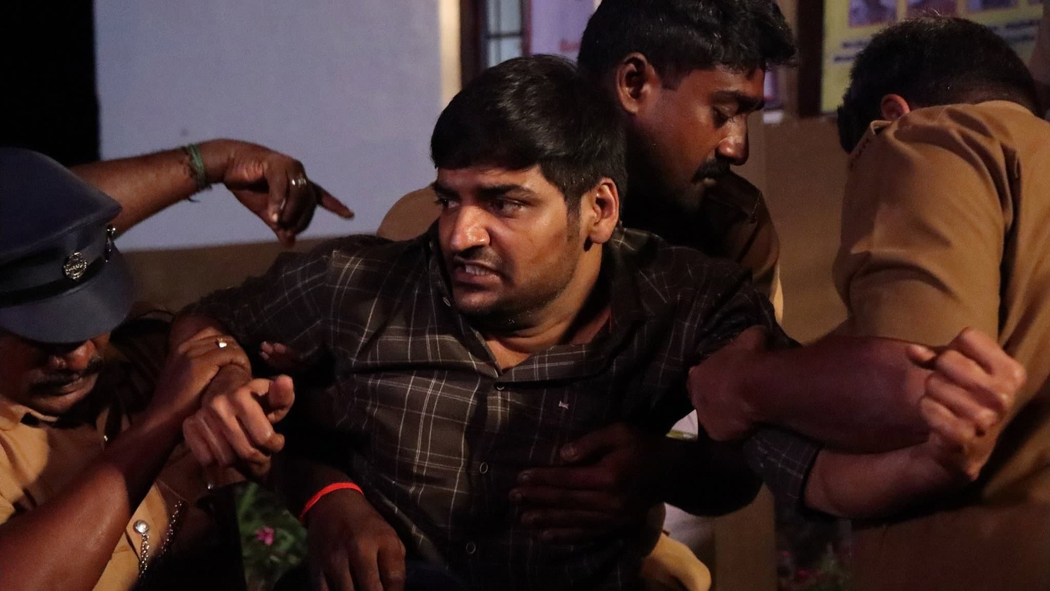 சட்டம் என் கையில் - immagine