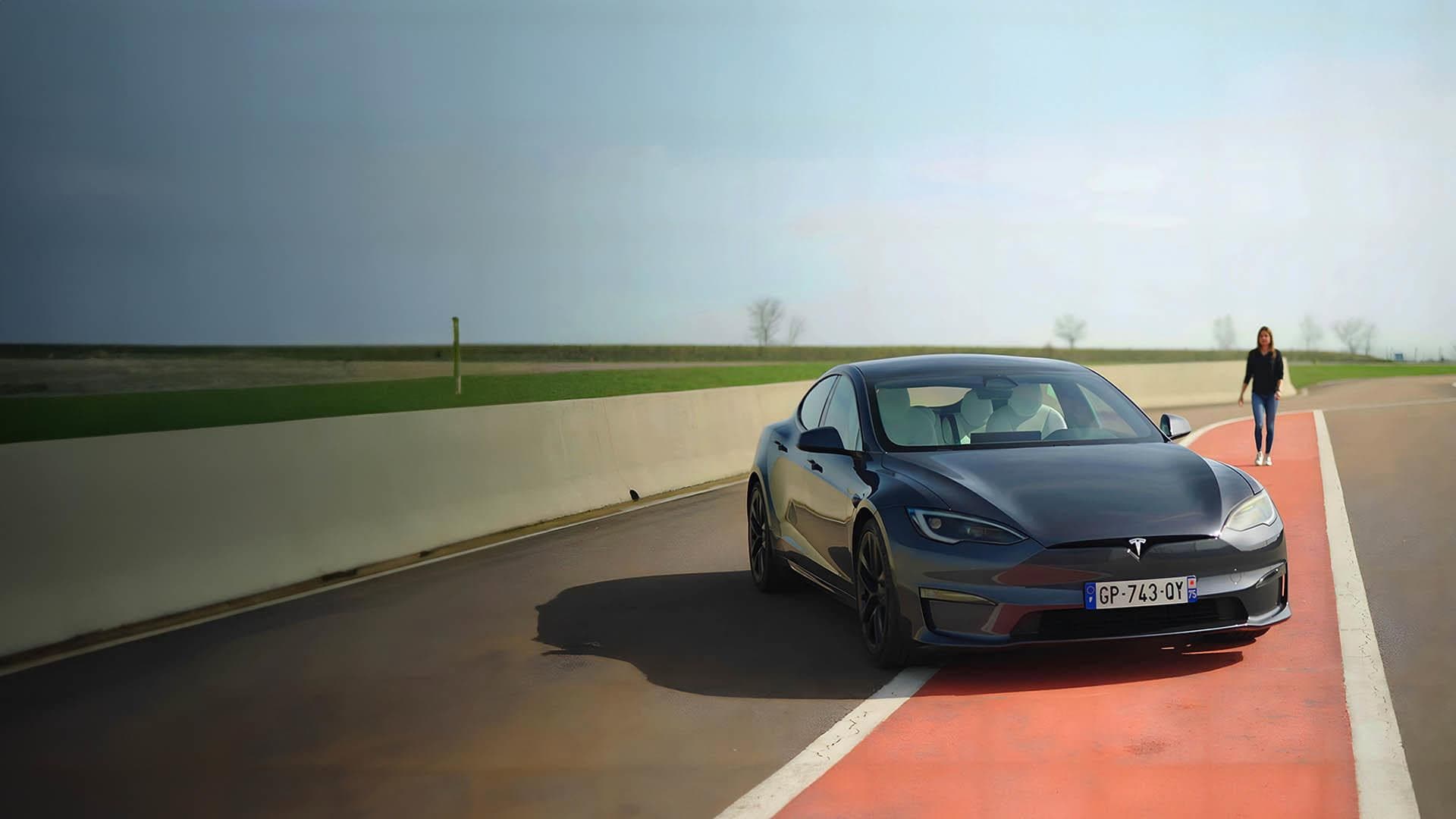 Tesla: Les Secrets de sa voiture électrique - immagine