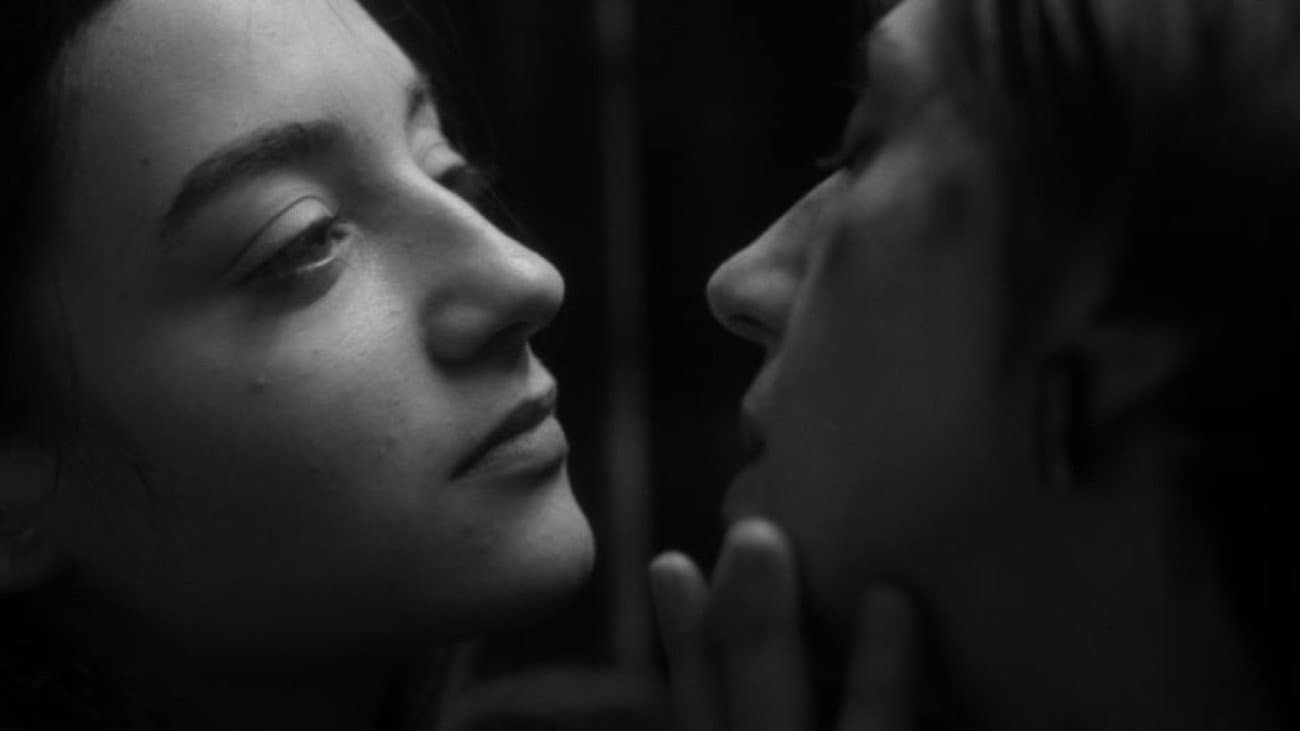 Two People Exchanging Saliva - immagine