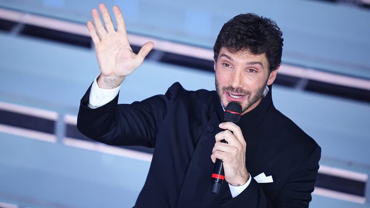 Sanremo 2027, De Martino sceglie la squadra dei Giovani: Fabio Volo, Noemi ed Ema Stokholma in Commissione