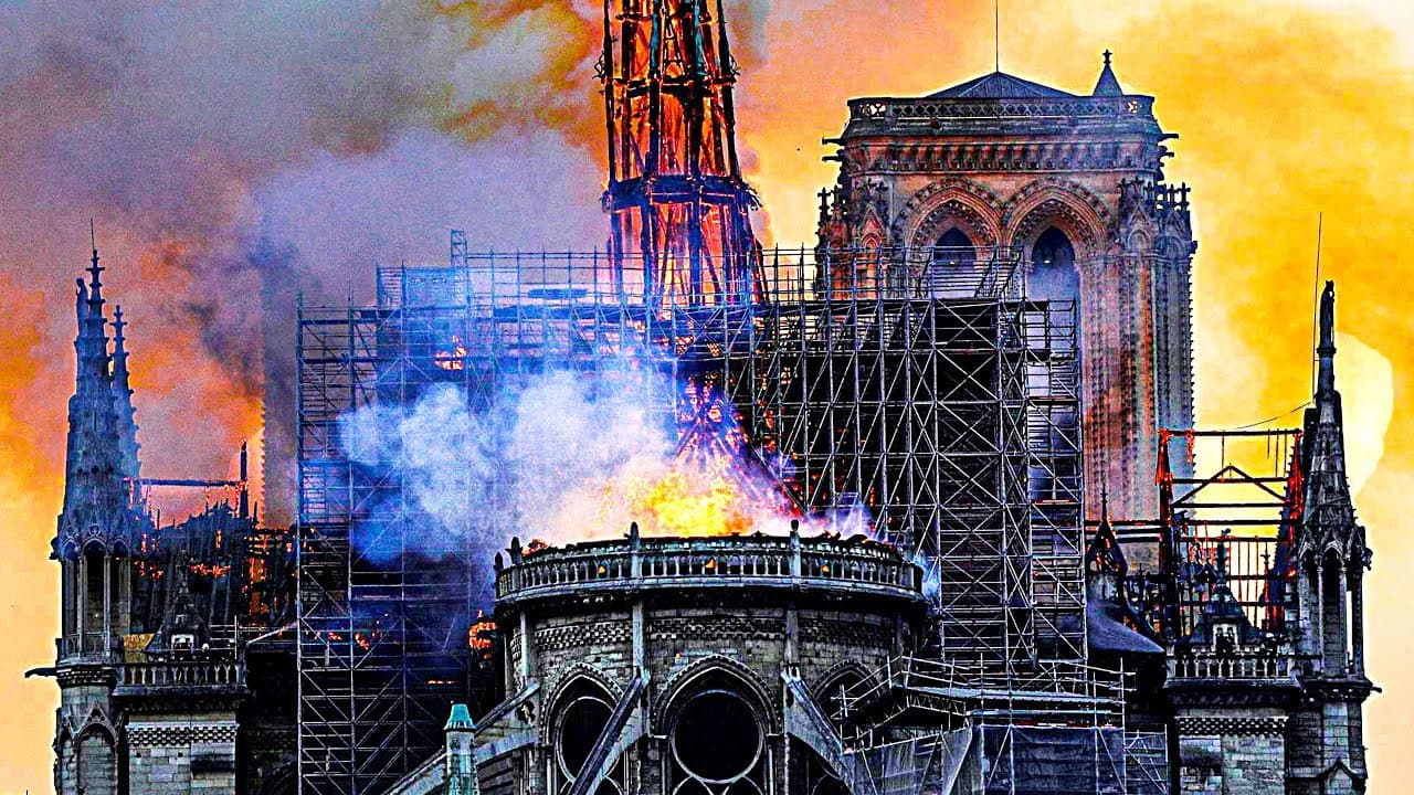 Notre-Dame in fiamme - immagine